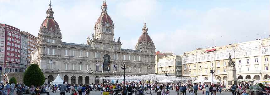 La Plaza Maria Pita au coeur de La Corogne, au centre l'Ayuntamiento