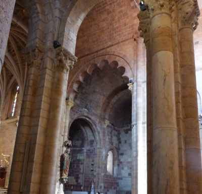Intérieur de l'église San Isidoro:  arc lobé du transept