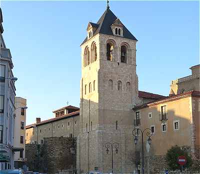 Tour du Coq de l'église San Isidoro et remparts Romains à Leon