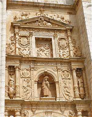 Haut du portail Sud de l'église de Santiago à Medina de Rioseco