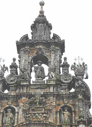 Statues de Saint Jacques, Saint Théodore et Saint Athanase sur la façade de Saint Jacques de Compostelle