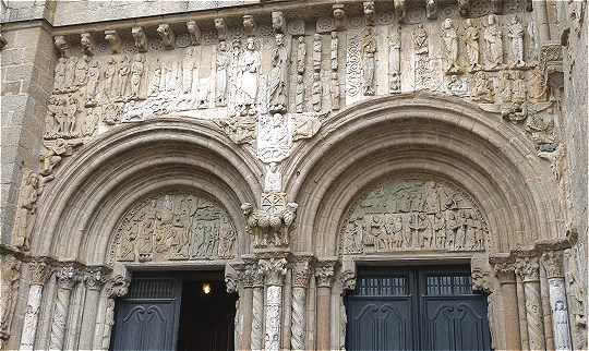 Sculptures des portes de la façade de las Platerias de la Cathédrale de Saint Jacques de Compostelle