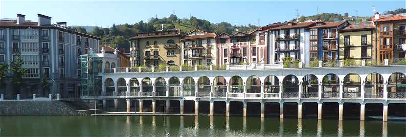 Le quai du rio Ora à Tolosa