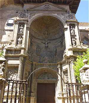 Portail de l'église Santa Maria à Viana