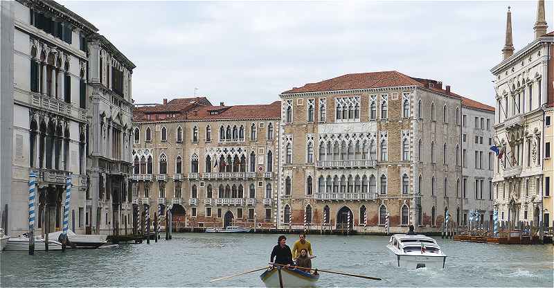 Venise: Les Palazzi Giustinian, le Palazzo Foscari, le Rio di Ca' Foscar et le Palazzo Balbi sur le Grand Canal (secteur de San Toma)
