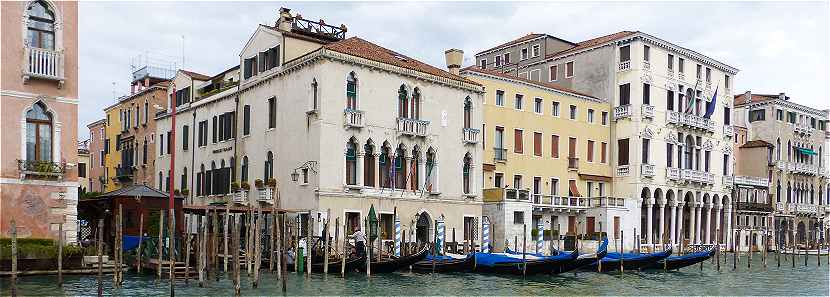 Venise: en amont du Pont du Rialto sur le Grand Canal avec à gauche le Palazzetto Foscari, la Casa Coin, le Palazzo Michiel dalle Colonne