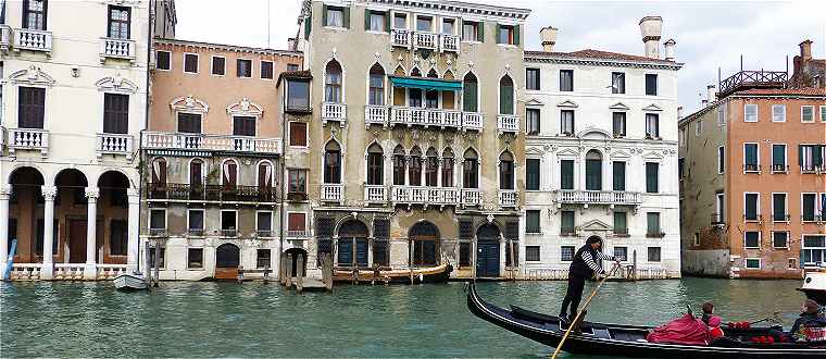 Venise, Grand Canal: de gauche à droite une partie du Palazzo Michiel dalle Colonne, le Palazzetto Michiel, le Palazzo Michiel del Brusa, le Palazzo Mangilli Valmarana et la Casa Zago