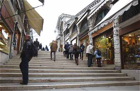 Venise: Les boutiques de la galerie centrale du Pont du Rialto