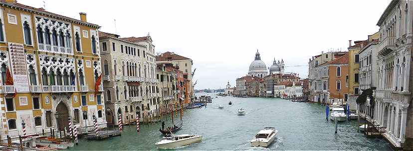 Venise: vue du Grand Canal,  droite et au fond l'glise de la Salute