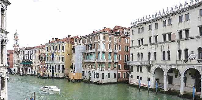 Venise: en amont du Pont du Rialto sur le Grand Canal avec à droite le Palazzio Ruzzini et le Fondaco dei Tedeschi