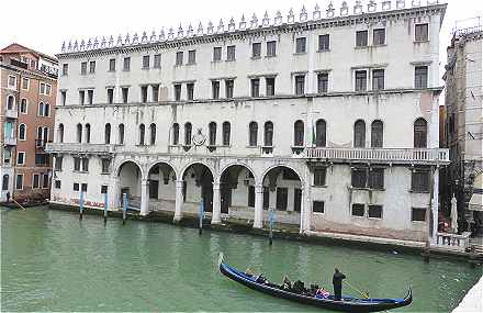 Venise: le Fondaco dei Tedeschi sur le Grand Canal