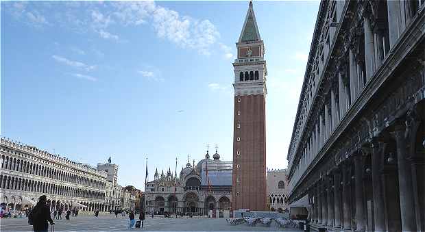 Venise: la Place Saint Marc avec les Procuratie Vecchie, la Tour de l'Horloge, la Basilique, le Campanile et les Procuratie Nuove, au fond à droite le Palais des Doges