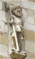 Sculpture d'un hallebardier sur une maison place de la Bridolle