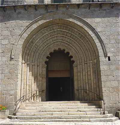 Porche de l'église abbatiale de Bénévent