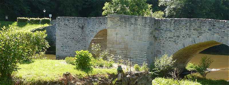 Pont médiéval sur la Briance à Solignac