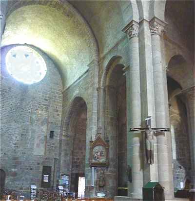 Vue intrieure du bras Nord du transept de la Collgiale de Saint Junien en Limousin