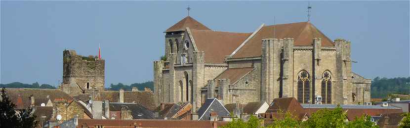 Panorama sur Saint Yrieix: la Collégiale et la Tour du Plô