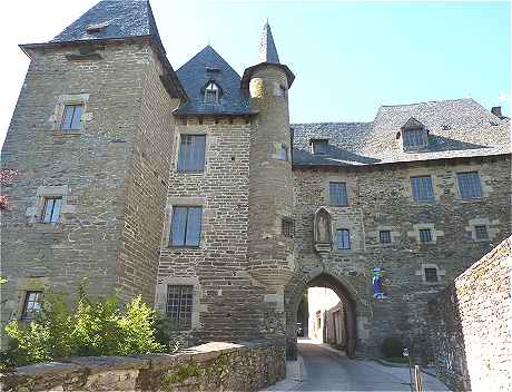 Porte et château Bécharie à Uzerche