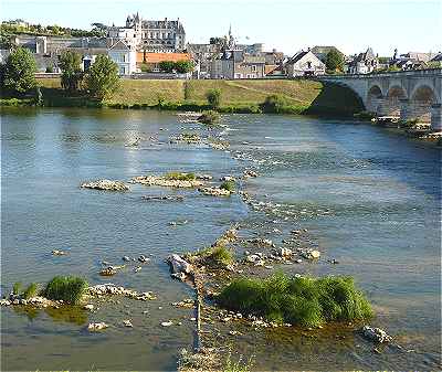 Restes de l'ancien pont sur la Loire