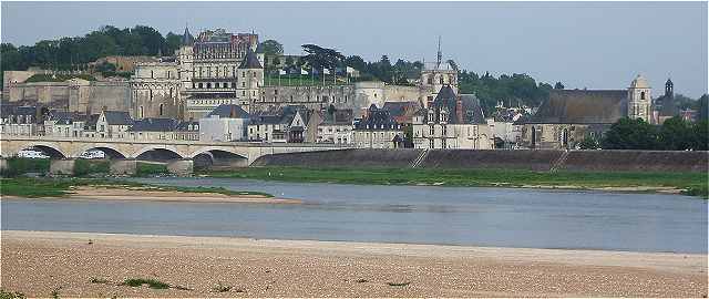 La Loire à Amboise, au fond, le château