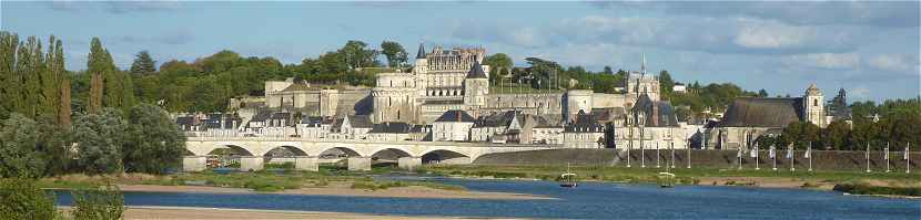 Panorama sur Amboise: en bas la Loire,  gauche et au centre le chteau,  droite l'Htel de ville et l'glise Saint Florentin