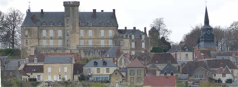 Le château de Montmirail, à droite l'église du village