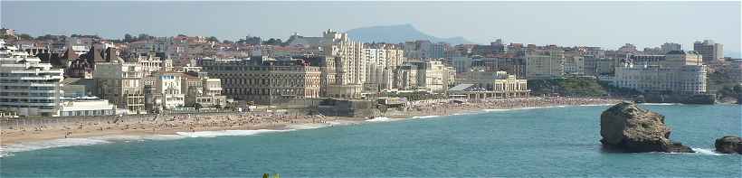 Panorama sur Biarritz: la Plage Miramar et la Grande Plage avec l'Hotel du Palais, le Casino Municipal et le promontoire de Bellevue