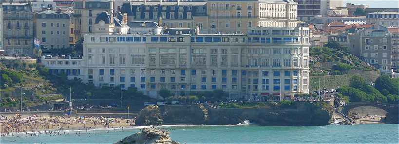 Biarritz: le Casino Bellevue, à gauche le début de la Grande Plage, à droite la passerelle du Rocher du Basta