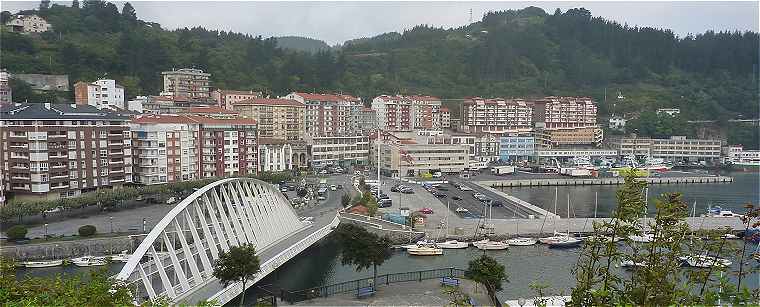 Panorama sur Ondarroa avec le pont d'Itsas Aurre au dessus du rio Artibai