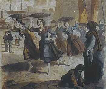 Saint Jean de Luz: Femmes Cascarots courant avec leur panier rempli de poisson