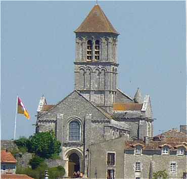 Collègiale Saint Pierre de Chauvigny: Façade