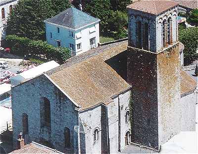 Vue d'ensemble de l'église Sainte Croix à Parthenay