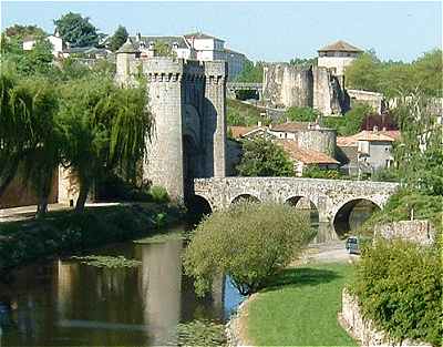 Parthenay: la Porte Saint Jacques et l'ancien chateau-fort