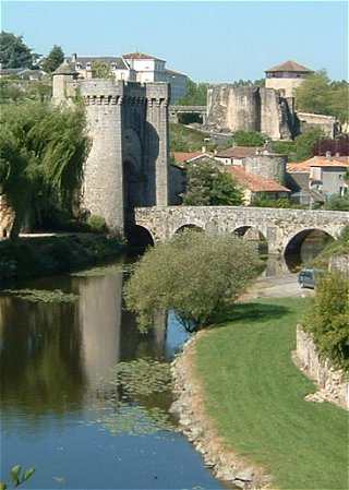 La Porte Saint Jacques et au fond, le Chateau