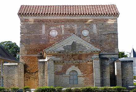 Poitiers: Baptistere Saint Jean, ct Est