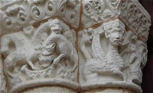 Sculptures au dessus des colonnes du portail de Notre Dame la Grande  Poitiers