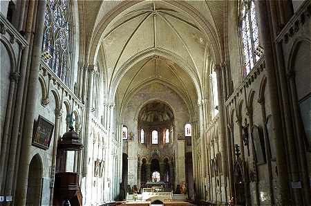 Intrieur de la nef de l'glise Sainte Radegonde de Poitiers