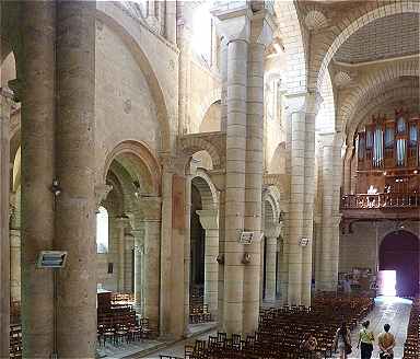 Nef et collatraux de l'glise Saint Hilaire de Poitiers