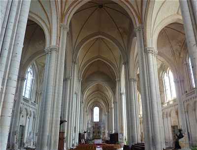 Intrieur de la nef de la cathdrale Saint Pierre de Poitiers