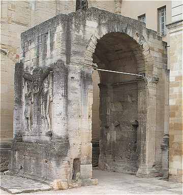 Restes de l'Arc monumental de Carpentras