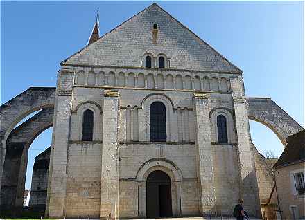 Façade de l'église Saint Pierre de Preuilly sur Claise