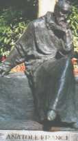Statue d'Anatole France dans les jardins de la Préfecture à Tours