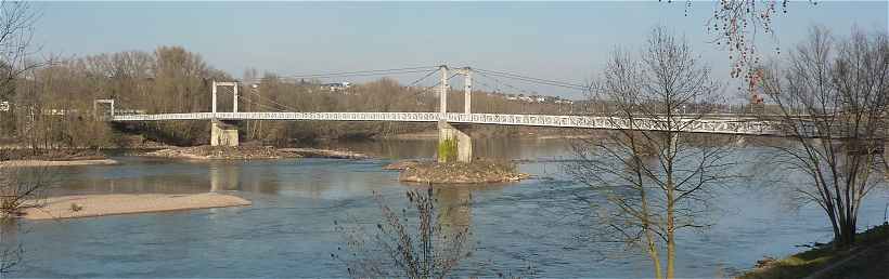 La passerelle (Pont de Fil) venant de Tours sur l'emplacement du vieux Pont
