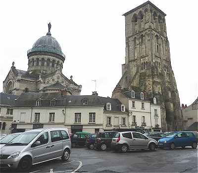 Tour Charlemagne vue de la place de Châteauneuf