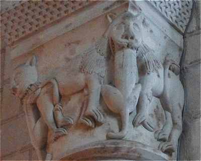 Chapiteau de la nef de l'église de Saint Aignan: Lions avalant d'autres lions