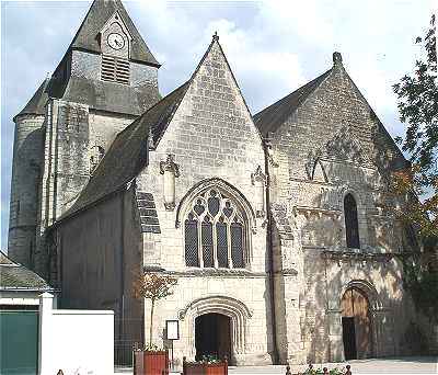 Façade de l'église Saint Symphorien d'Azay le Rideau