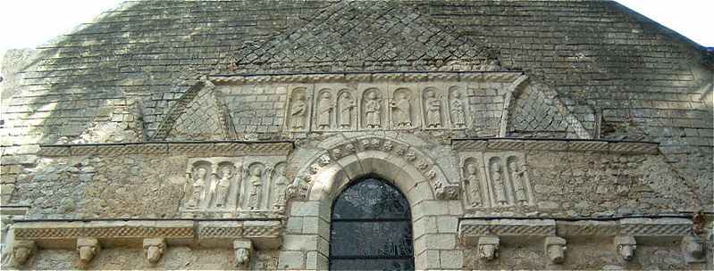 Partie de la façade de l'église Saint Symphorien d'Azay le Rideau