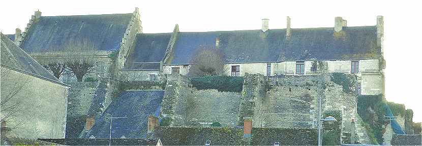 L'enceinte et les Logis sur le flanc Est du château de Châtillon sur Indre