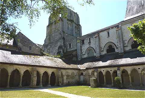 Cloitre et Tour Saint Paul de l'abbaye de Cormery
