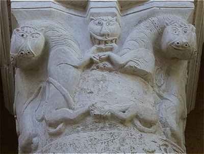 Chapiteau aux lions à l'intérieur de l'église de Saint Genou